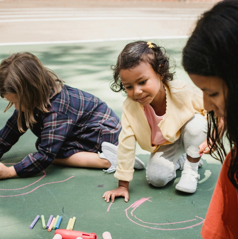 Niños jugando en el patio como ejemplo de vocación para las oposiciones de Técnico Superior en Educación Infantil TSEI