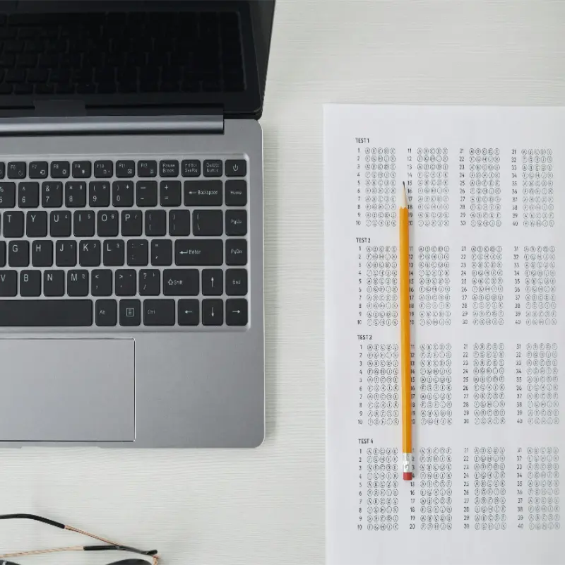 Test, lápiz y ordenador como ejemplo de vocación para las oposiciones de Tests y Simulacros de TSEI