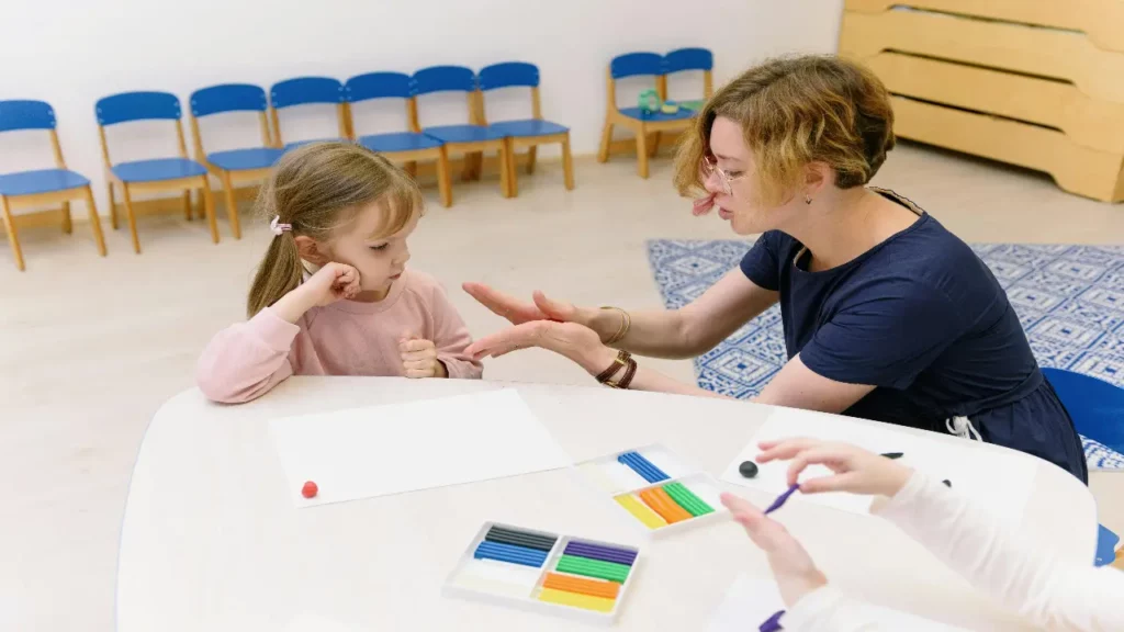 Educadora enseñando a niña como ejemplo de vocación para las oposiciones de Técnico Superior en Educación Infantil TSEI Promoción Interna